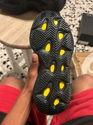 Adidas Yeezy 700