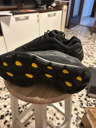 Adidas Yeezy 700