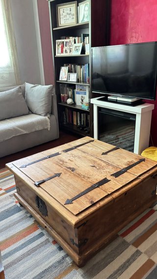 Mesa de centro de madera con tapa abatible