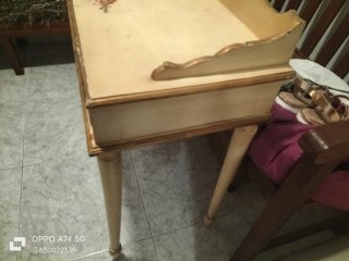 Mesa auxiliar antigua con cajones