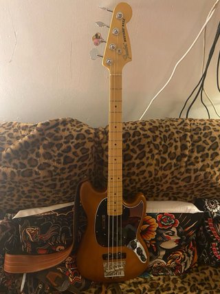 Bajo Fender Mustang Americano