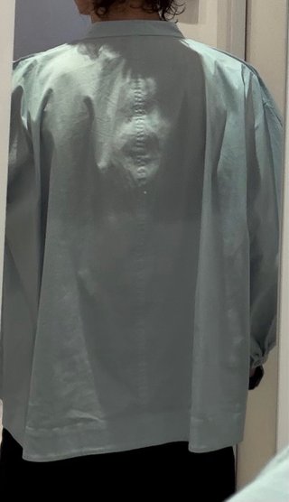 Blusa COS azul con plisados