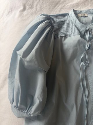 Blusa COS azul con plisados