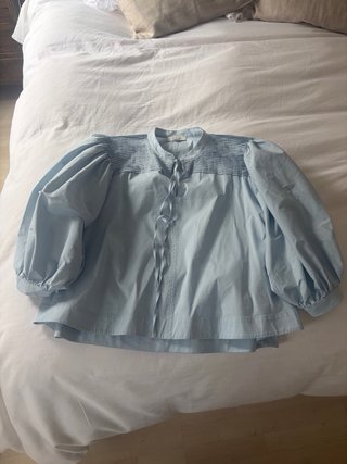 Blusa COS azul con plisados