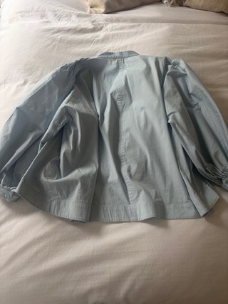 Blusa COS azul con plisados