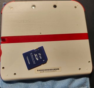 Nintendo 2DS Blanca con cargador y tarjeta SD