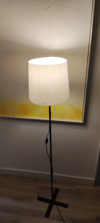 Lámpara de pie Ikea Negra y Blanca