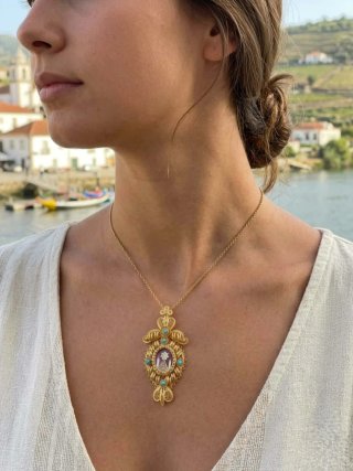 Colar Dourado com Pingente e Turquesas