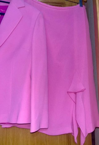 Traje de falda rosa con bordado floral