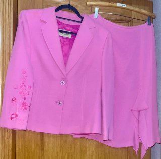 Traje de falda rosa con bordado floral