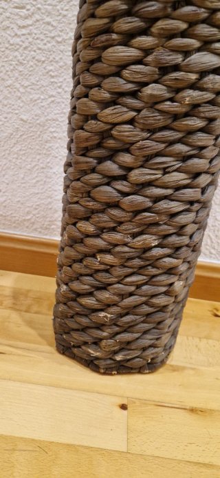 Jarrón de pie de mimbre