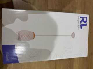 Lámpara de techo blanca con diseño geométrico