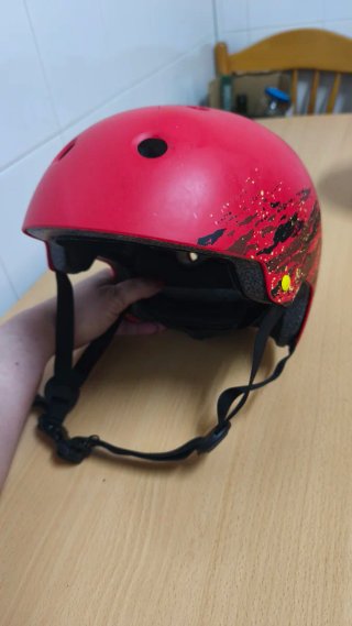 Casco infantil rojo con diseño