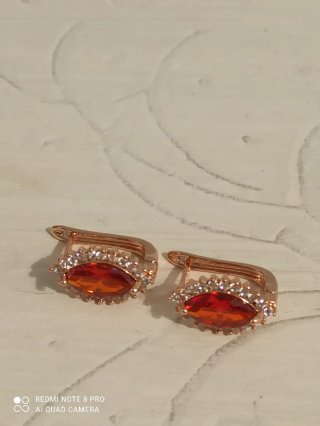 Pendientes chapados en oro con piedra roja