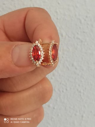 Pendientes chapados en oro con piedra roja