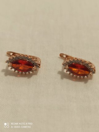 Pendientes chapados en oro con piedra roja