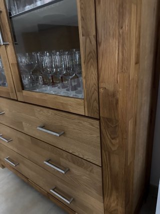 Vitrina de roble con puertas de cristal