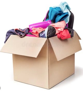 Caja con zapatillas deportivas y accesorios