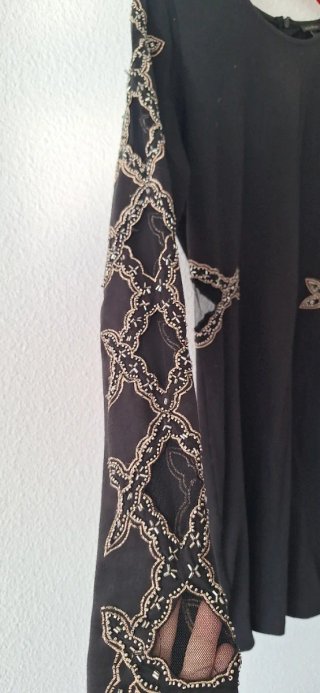 Vestido negro con bordados