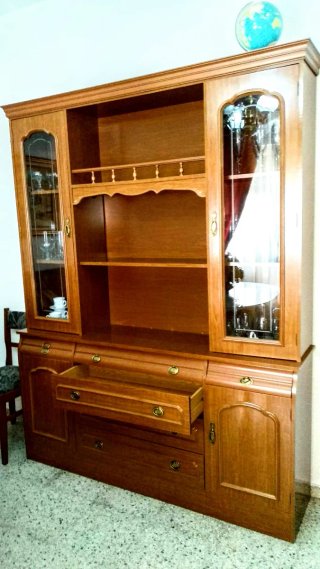 Armario expositor salón madera y cristal