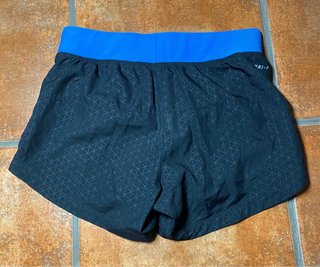 Shorts deportivos Nike negros y azules