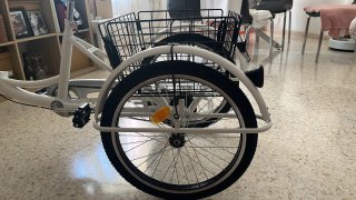 Triciclo bianco per adulti con cesta