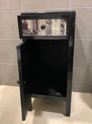 Mesita con puerta y un cajon