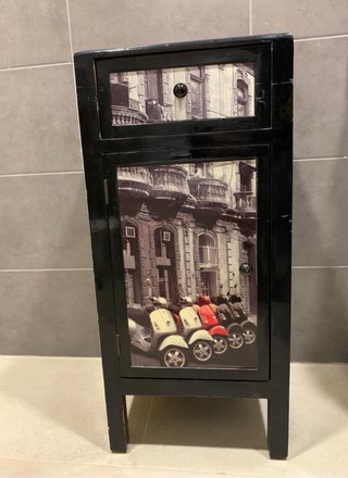 Mesita con puerta y un cajon