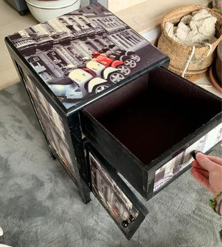 Mesita con puerta y un cajon
