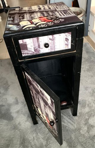 Mesita con puerta y un cajon