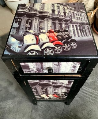 Mesita con puerta y un cajon