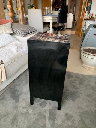 Mesita con puerta y un cajon