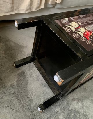Mesita con puerta y un cajon