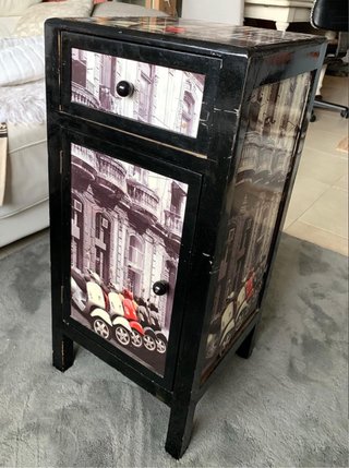 Mesita con puerta y un cajon