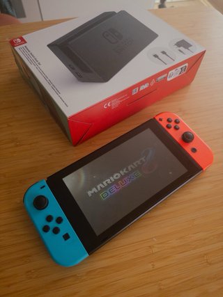 Nintendo Switch + Mario Kart 8 Deluxe Set