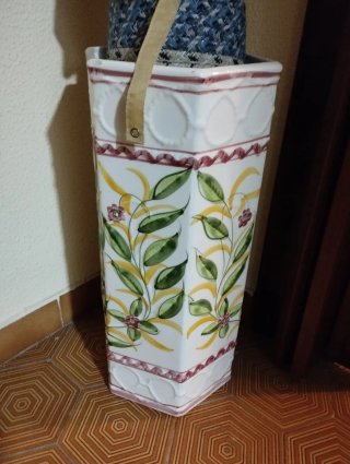 Paragüero de cerámica con diseño floral