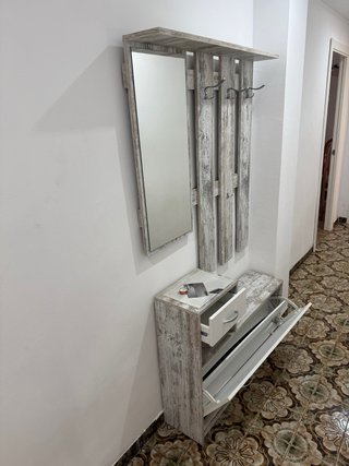 Mueble de entrada con espejo y zapatero