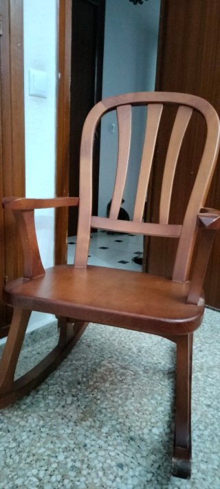 Mecedora de madera maciza como nueva