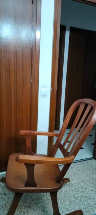 Mecedora de madera maciza como nueva