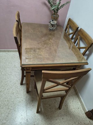 Mesa de comedor madera y 5 sillas es de madera