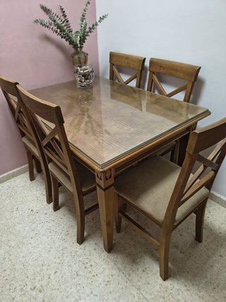 Mesa de comedor madera y 5 sillas es de madera