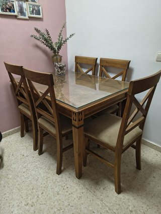 Mesa de comedor madera y 5 sillas es de madera