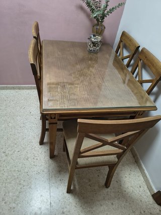 Mesa de comedor madera y 5 sillas es de madera