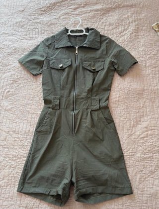 Mono Guess verde militar con cinturón