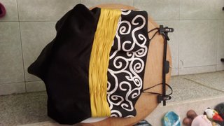 Vestido negro y dorado con espirales