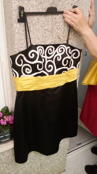 Vestido negro y dorado con espirales