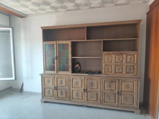 Mueble de comedor de madera con vitrina