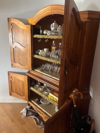 Mueble de madera estilo clásico