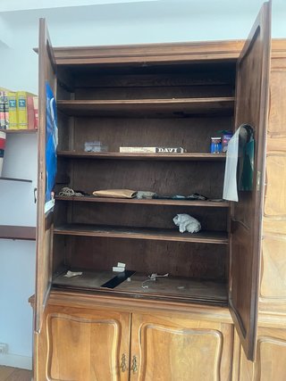 Armario de madera marrón