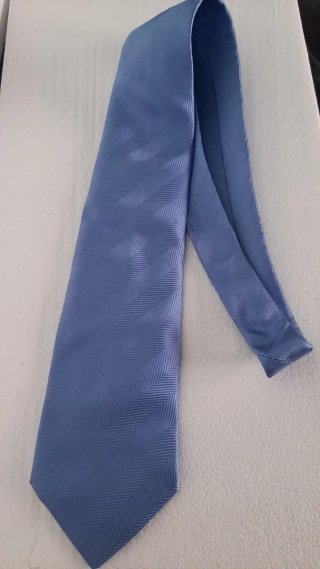 Corbata azul con diseño de espiga.